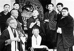 XVI Karmapa w otoczeniu lamow szkoly kagyu